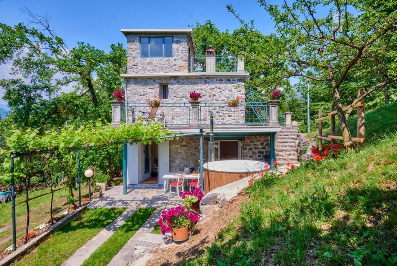 La Casetta Nel Bosco - Hot Tube And Sauna Lierna Exterior photo
